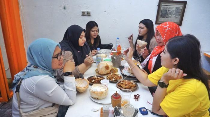 KULINER BOGOR - Sejumlah pengunjung tampak menikmati sajian menu Bakso Kribo Bogor, mulai dari bakso, tahu gejrot, hingga es krim kelapa dengan topping keju yang menjadi favorit di kalangan pecinta kuliner Bogor.