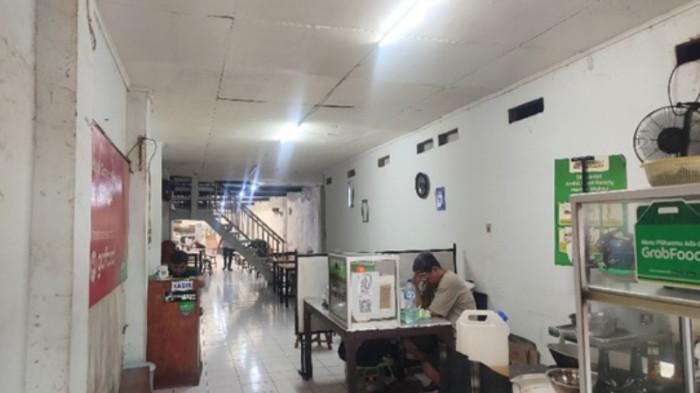 KULINER BOGOR - Suasana sederhana di dalam warung Sate Pak Oo Bogor, menambah kesan klasik yang tetap dipertahankan sejak berdiri pada tahun 1965.