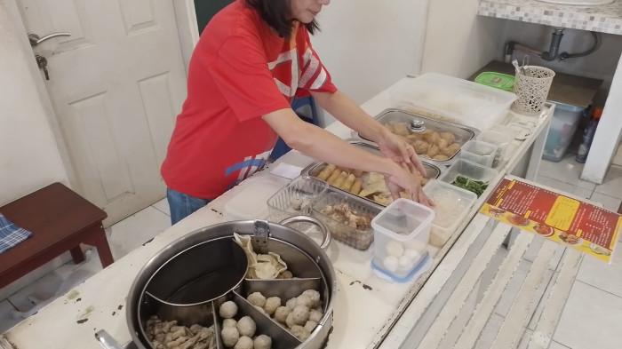 KULINER BOGOR - Beragam pilihan topping yang ada di Bakso Mangkok Emak Bogor. Bisa ambil sepuasnya sesuai keinginan.