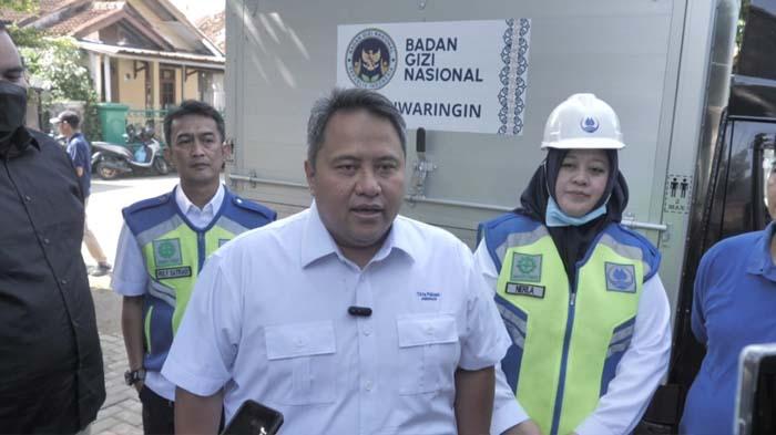 Direktur Utama Perumda Tirta Pakuan Kota Bogor Rino Indira Gusniawan mendatangi dapur SPPG yang mendukung suplai program MBG di Kota Bogor, Rabu 1 Oktober 2025.
