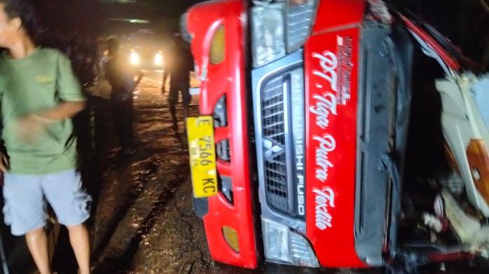 KECELAKAAN MAUT - Penampakan mobil yang mengalami kecelakaan maut di Tanjakan Cae, Desa Cilangkap, Kecamatan Wado, Kabupaten Sumedang, Sabtu (1/11/2025) malam.