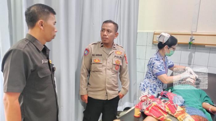 PEMBACOKAN - Seorang pria di Kuningan melakukan pembacokans