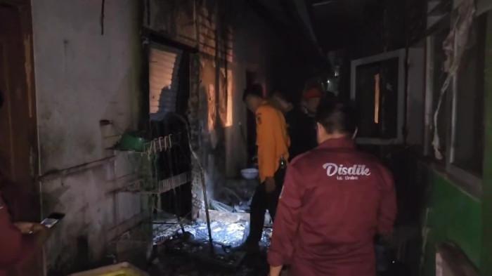 Kantin SMPN 1 Sumber di Kabupaten Cirebon nyaris ludes dilalap api akibat kelalaian sepele, yakni lupa mematikan kompor gas usai memasak air. Kejadian ini terjadi pada Selasa (5/8/2025) malam dan sempat membuat panik sejumlah pihak karena api menjalar hingga mendekati laboratorium fisika.
