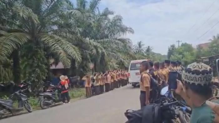 Anggota Pramuka Beri Penghormatan Terakhir