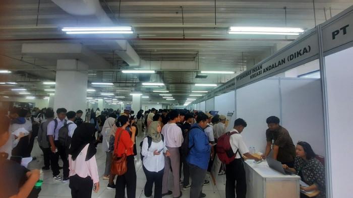JOB FAIR - Ribuan Pencari kerja mengantre di depan stand perusahaan dalam Job Fair di Mall BTM, Kota Bogor, Jawa Barat, pada Rabu (6/8/2025).