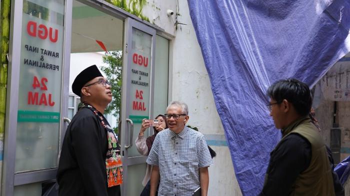 TINJAU PUSKESMAS - Sekretaris Daerah (Sekda) Kabupaten Bogor, Ajat Rochmat Jatnika (pakai peci hitqm), saat melakukan kunjungan ke Puskesmas Citeureup pada Kamis (9/10/2025). Pemerintah Kabupaten Bogor akan segera membangun kembali Puskesmas Citeureup yang sempat mengalami kebakaran beberapa waktu lalu.