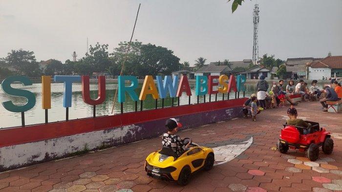 Anak-anak tampak menikmati waktu sorenya bersantai sembari bermain di Situ Rawa Besar, Depok Jaya, Pancoran Mas, Kota Depok, Rabu (20/10/2021).