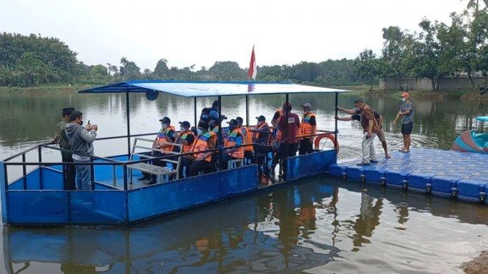 Wali Kota Depok, Mohammad Idris, bersama pejabat setembat sedang menaiki perahu wisata di Situ Tujuh Muara pada Minggu (23/1/2022), siang.