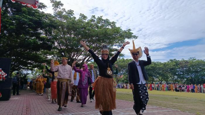 ASN Setda lingkungan Pemkab Bone Bolango gunakan pakaian