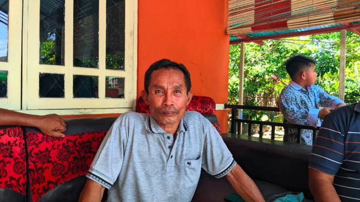 KEBAKARAN RUMAH -- Agus Luwine (53) saat diwawancarai TribunGorontalo.com, Selasa (28/10/2025). Agus menceritakan kebakaran rumahnya di Desa Tilote, Kabupaten Gorontalo.