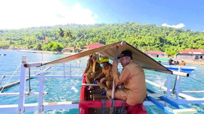 BUPATI MELAPOR -- Momen Bupati Gorontalo Utara, Thariq Modanggu (topi kuning) berada di perahu menuju Diyonumo.