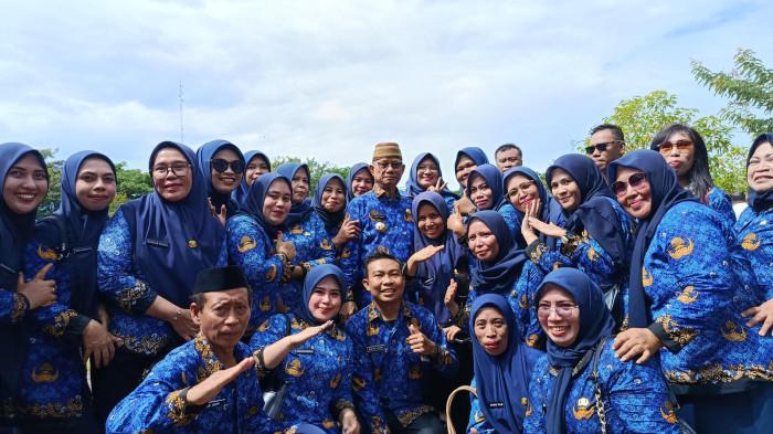 Bupati Bone Bolango, Ismet Mile foto bersama PPPK paruh waktu pascapelantikan