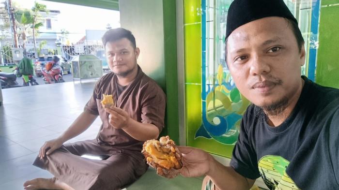 IBADAH UMRAH --  Fani Rahmat Putra Hasyim dan Jufri Yusri Ali Monoarfa. Dua pemuda ini menempuh jarak jauh demi beribadah umrah di Tanah Suci Makkah.