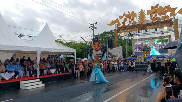 FESTIVAL KARAWO -- Gubernur Gorontalo, Gusnar Ismail (pria mengenakan batik berwarna biru laut) duduk di atas panggung utama, Sabtu (28/9/2025). Gubernur Gusnar melihat Festival Karawo sebagai penggerak roda ekonomi Provinsi Gorontalo.