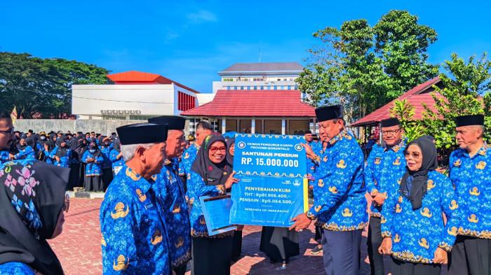 Gubernur Gorontalo memberikan santunan pensiun