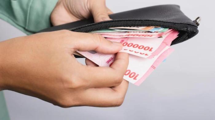 GAJI PENSIUNAN -- Ilustrasi terima gaji. Simak daftar gaji pensiunan PNS yang akan cair di awal bulan November 2025.