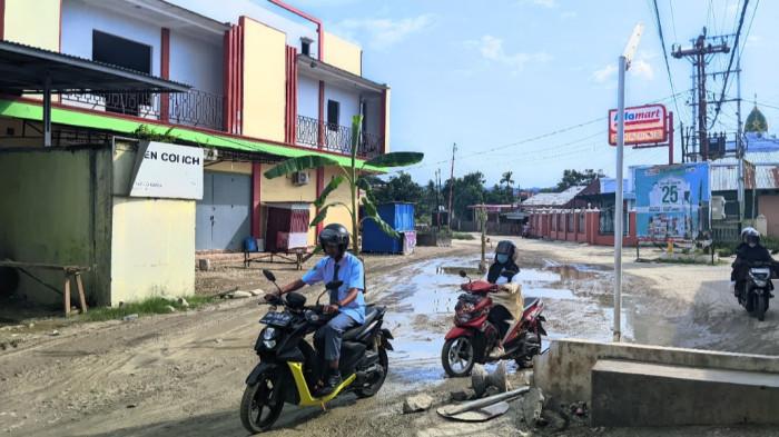 Jalan rusak di Desa Hulawa