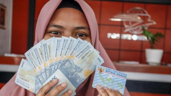 Keluarga penerima manfaat (KPM) menerima Bantuan Langsung Tunai Kesejahteraan Rakyat