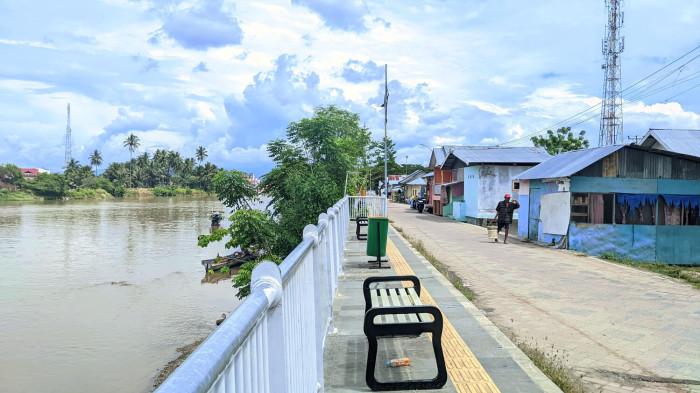 Kursi dan tong sampah di sepanjang kawasan Santorini