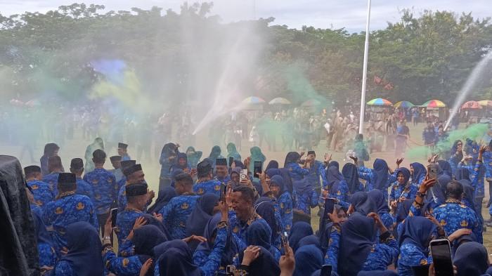 PPPK paruh waktu disiram air dari water canon