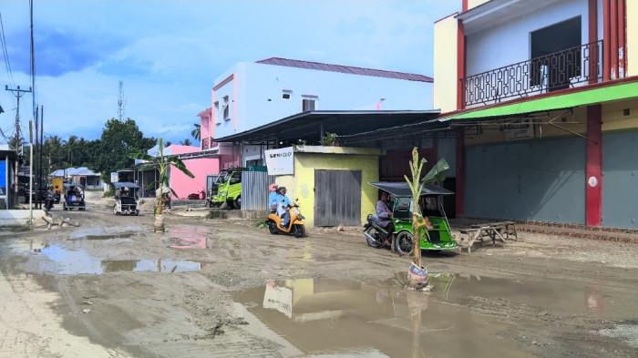 Pengendara dari arah utara kesulitan melintasi jalan yang berlubang