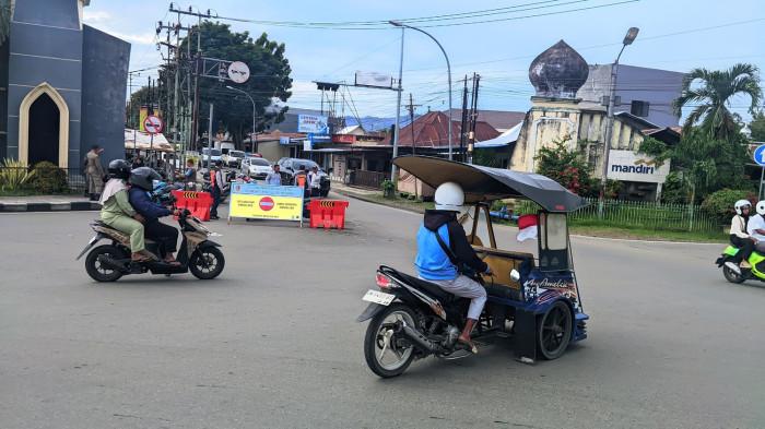 SATU ARAH -- Potret para petugas Dishub Kota Gorontalo berjaga di perlimaan Telaga Kota Gorontalo. Hari ini dimulai uji coba sistem satu arah (one way) di Jalan HB Jassin.