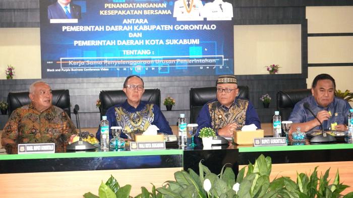 Potret penandatanganan kerja sama oleh Bupati Gorontalo Sofyan Puhi dan Wali Kota Sukabumi Ayep Zaki