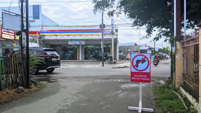 Rambu larangan belok kanan. Pengendara wajib lurus ke Jalan Manado