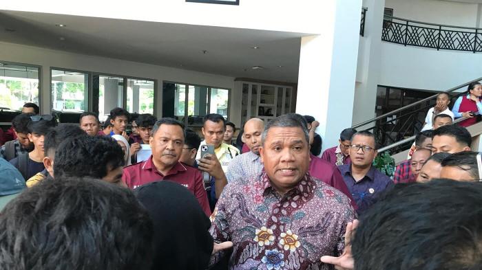 MAHASISWA MENINGGAL-- Rektor UNG, Eduart Wolok, saat menemui demonstran. Keluarga Muhamad Jeksen bersama paguyuban dan Koalisi Anti Kekerasan menggelar aksi demonstrasi di halaman Rektorat UNG pada Rabu (1/10/2025). (Sumber foto: TribunGorontalo. com/Jefri Potabuga)