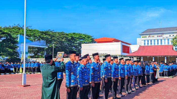 PELANTIKAN PPPK -- Ribuan PPPK paruh waktu diambil sumpah jabatan di halaman UPTD Museum Purbakala Gorontalo, Jumat (17/10/2025). Simak fakta-fakta seputar pelantikan PPPK paruh waktu di lingkup Pemprov Gorontalo.