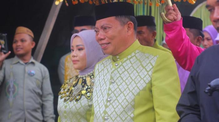 PROFIL WAKIL BUPATI -- Risman Tolingguhu bersama istri saat menjalani prosesi adat Mopotilolo. Simak profilnya (Sumber Foto: Instagram)