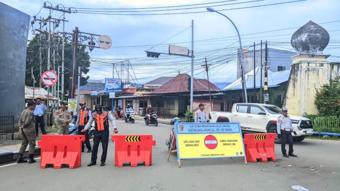 ONE WAY -- Suasana uji coba satu arah di kawasan simpang lima Telaga, Kota Gorontalo, Senin (27/10/2025).
