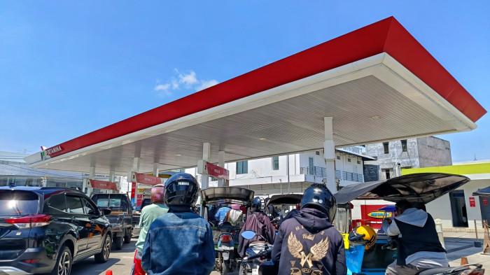 ANTREAN BBM -- Suasana antrean pengendara yang mengisi BBM di jalur Pertalite SPBU di Jl Nani Wartabone, Kota Gorontalo, Rabu (1/10/2025). Warga rela antre berjam-jam.