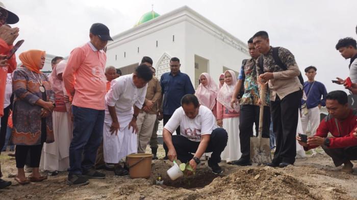TANAM POHON - Gubernur Gorontalo, Gusnar Ismail melakukan penanaman pohon.