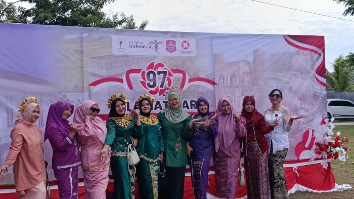 Tim Dinas Kesehatan Bone Bolango gunakan berbagai pakian adat di Peringatan Sumpah Pemuda ke-97