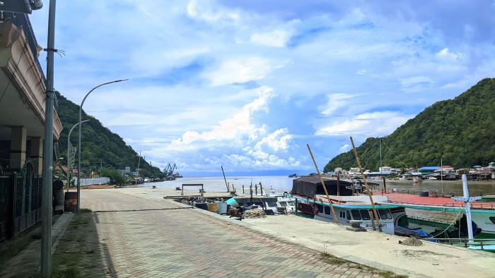 Wajah Muara Sungai yang memperlihatkan dua pegunungan