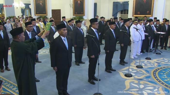 PELANTIKAN - Presiden RI Prabowo Subianto melantik sejumlah pejabat di Istana Negara, Rabu (8/10/2025) sore hari ini di Istana Merdeka, Jakarta salah satunya Wakil Menteri Kesehatan (Wamenkes) dan Wakil Menteri Dalam Negeri (Wamendagri) yang baru saja di bentuk.