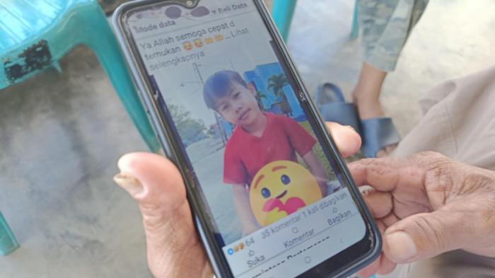 BOCAH HANYUT -- Awal Mohammad (10) bocah hanyut di Kota Gorontalo, Selasa (14/10/2025). Awal dikenal sebagai sosok yang periang, penurut, rajin dan tidak pernah mau pergi jauh dari rumah.