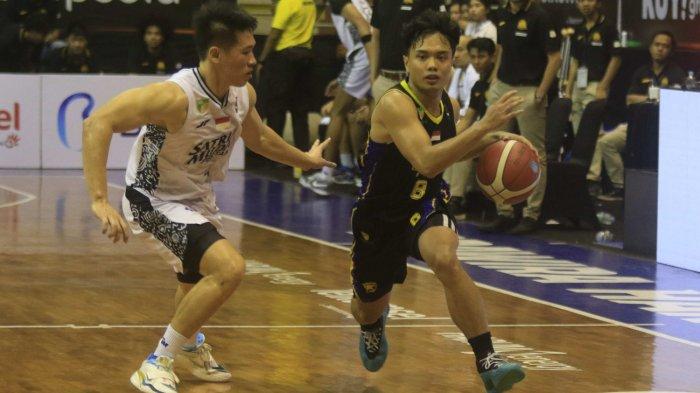 Pebasket Prawira Harum Bandung Yudha Saputera (kanan) berusaha meloloskan dri dari kawalan pemain Satria Muda Jakarta saat pertandingan IBL Tokopedia 2024 di Gor C-tra Arena, Bandung, Minggu (23/6). Pertandingan dimenangkan Satria Muda Jakarta dengan skor (98-97).