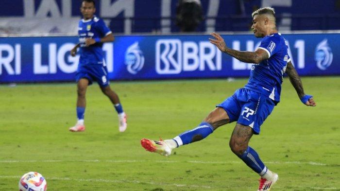 Pemain Persib Bandung, Ciro Alves mencetak gol ke gawang PSM Makassar pada lanjutan Liga 1 2024-2025 di Stadion Gelora Bandung Lautan Api (GBLA), Kota Bandung, Jawa Barat, Sabtu (1/2/2025).