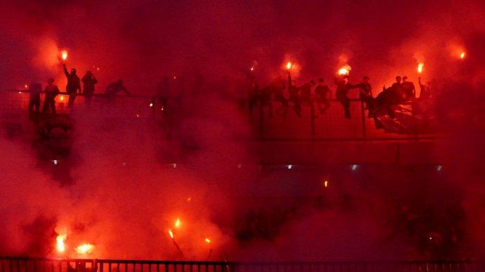 Bobotoh menyalakan flare merayakan Persib juara setelah selesai pertandingan pamungkas Persib Bandung menghadapi Persis Solo pekan k-34 Liga 1 2024-2025 di Stadion Gelora Bandung Lautan Api (GBLA), Kota Bandung, Jawa Barat, Sabtu (24/5/2025).