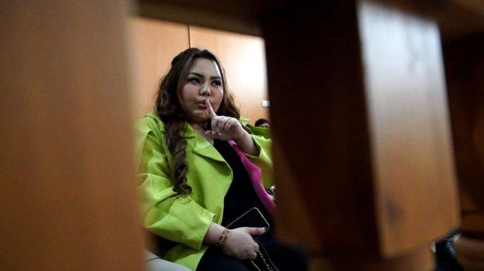Selebgram Lisa Mariana menghadiri sidang gugatan perdata terhadap mantan Gubernur Jawa Barat, Ridwan Kamil, di Pengadilan Negeri (PN) Bandung, Jalan LLRE Martadinata, Kota Bandung, Jawa Barat, Rabu (28/5/2025).