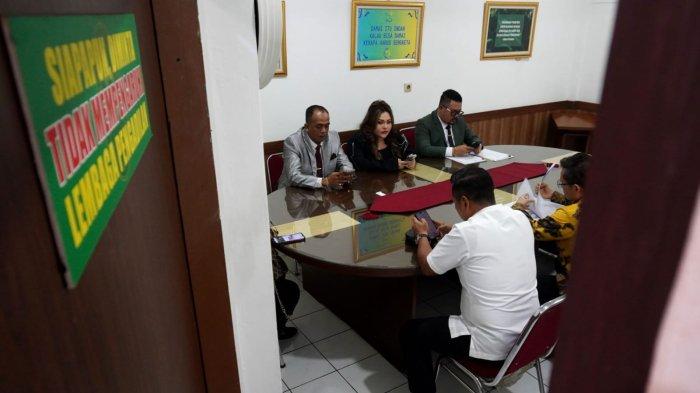 Selebgram Lisa Mariana menghadiri sidang gugatan perdata terhadap mantan Gubernur Jawa Barat, Ridwan Kamil dengan agenda mediasi, di Pengadilan Negeri (PN) Bandung, Jalan LLRE Martadinata, Kota Bandung, Jawa Barat, Rabu (4/6/2025).
