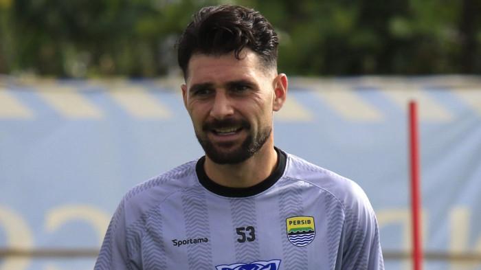 Bek anyar Persib Bandung, Frans Putros menjalani latihan perdana di Bandung bersama skuad Persib, di Lapangan Pendamping Stadion GBLA, Kota Bandung, Jawa Barat, Selasa (29/7/2025).