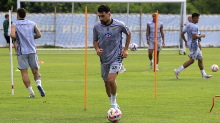 Bek anyar Persib Bandung, Frans Putros menjalani latihan perdana di Bandung bersama skuad Persib, di Lapangan Pendamping Stadion GBLA, Kota Bandung, Jawa Barat, Selasa (29/7/2025).
