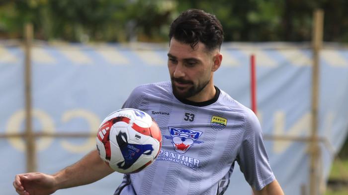 Bek anyar Persib Bandung, Frans Putros menjalani latihan perdana di Bandung bersama skuad Persib, di Lapangan Pendamping Stadion GBLA, Kota Bandung, Jawa Barat, Selasa (29/7/2025).