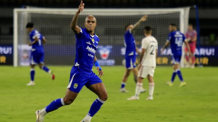 Pemain Persib Bandung, Wiliam Marcilio melakukan selebrasi usai mencetak gol ke gawang Western Sydney Wanderers saat laga persahabatan internasional pada gelaran Pesta Biru di Stadion Gelora Bandung Lautan Api (GBLA), Kota Bandung, Jawa Barat, Sabtu (2/8/2025).
