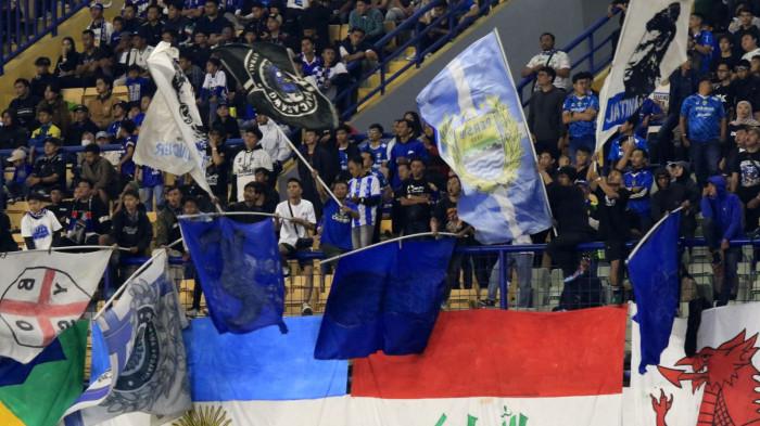 Bobotoh mendukung Persib Bandung saat menghadapi Manila Digger pada play off AFC Champion League Two (ACL 2) di Stadion Gelora Bandung Lautan Api (GBLA), Kota Bandung, Jawa Barat, Rabu (13/8/2025).