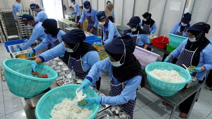 Sejumlah relawan menyiapkan paket makanan bergizi yang akan didistribuskan ke salah satu sekolah pada program Makan Bergizi Gratis (MBG) di dapur Satuan Pelayanan Pemenuhan Gizi (SPPG) Baleendah Rancamanyar, Jalan Bojongsayang, Desa Rancamanyar, Kecamatan Baleendah, Kabupaten Bandung, Jawa Barat, Senin (29/9/2025).