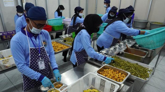 Sejumlah relawan menyiapkan paket makanan bergizi yang akan didistribuskan ke salah satu sekolah pada program Makan Bergizi Gratis (MBG) di dapur Satuan Pelayanan Pemenuhan Gizi (SPPG) Baleendah Rancamanyar, Jalan Bojongsayang, Desa Rancamanyar, Kecamatan Baleendah, Kabupaten Bandung, Jawa Barat, Senin (29/9/2025).